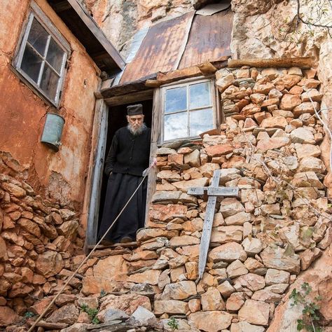 http://www.amusingplanet.com/2017/02/the-hermits-of-karoulia-of-mount-athos.html karoulia-monks-12 Forbidden History, Traditional Catholicism, The Holy Mountain, Monastic Life, Mount Athos, Greek Orthodox Church, Christian World, Eastern Orthodox, Greek Orthodox