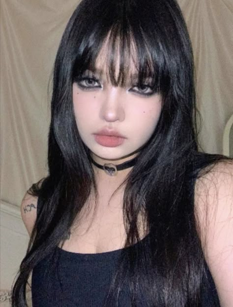 Beabadoobee Makeup, Kawaii Eye Makeup, Subtle Goth, Bangs Inspo, Glow Up Aesthetic, Fair Skin Makeup, Asian Makeup Looks, Makeup Tuts, Hair Inspiration Long