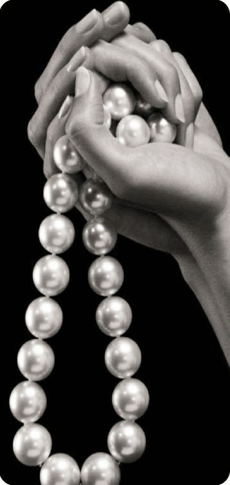 Pearls Aesthetic Vintage, Black And White Jewelry Aesthetic, Pearl Astethic, Black Pearl Aesthetic, Vintage Pearls Aesthetic, Pearly Aesthetic, Pearl Photoshoot, Pearl Poster, Pearl Necklace Aesthetic