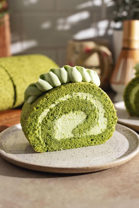 This matcha roll cake is made with a soft and fluffy matcha cake sheet that never rips when rolled and filled with matcha whipped cream for double the matcha green tea flavour. #matcha #swissroll #rollcake | teakandthyme.com Matcha Strawberry Desserts, Matcha Dessert Aesthetic, Matcha Deserts, Matcha Roll Cake Recipe, Matcha Whipped Cream, Aquafaba Meringue, Ice Cream Cake Birthday, Matcha Frosting, Alien Coffee