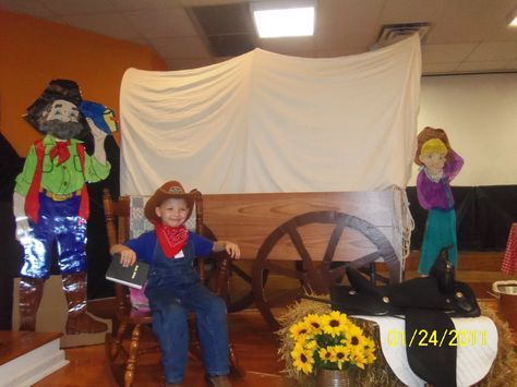 This is exactly what I was thinking about for the photo booth.  We need to keep it with a Pioneer Theme!! Pioneer Wagon, Western Vbs, Trail Ideas, Pioneer Days, Pioneer Day, Vbs Ideas, Covered Wagon, Theme Classroom, Cowgirl Party