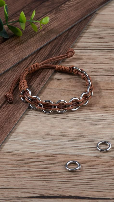 Rings Video, Leather Bracelet Tutorial, Braided Bracelet Diy, Diy Leather Bracelet, Leather Jewelry Diy, Cord Jewelry, Jewelry Knots, Wire Jewelry Designs, Diy Bracelets Easy