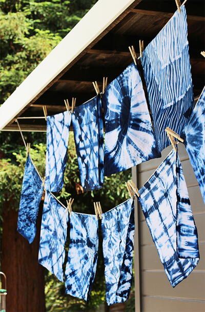 DIY Shibori Tutorial Shibori Diy, Summer Diy Projects, Shibori Techniques, How To Tie Dye, Shibori Dye, Shibori Tie Dye, Indigo Shibori, Dyeing Techniques, Indigo Dye