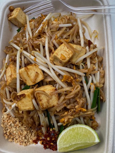 #padthai #vegetarian #lunch #lunchideas #aesthetic Pad Thai Aesthetic, Padthai Vegetarian, Thai Takeout, Canteen Food, Food Vibes, Cute Birthday Pictures, Thailand Food, Vegetarian Lunch, Birthday Pictures