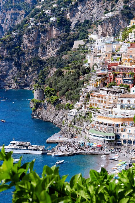 The iconic view of the main port in Positano, Italy. Italy Aesthetic House, Positano Italy Wallpaper, Summer In Positano, Italy Aesthetic Positano, Positano Italy Instagram, Positano Italy Hotels, Holiday In Italy, Italy Coast, Italy Holiday