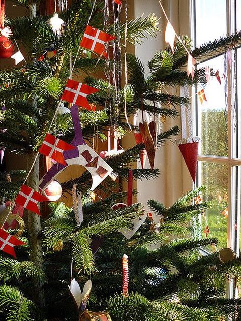 Garlands of Danish flags are a traditional decorations on Danish Christmas trees. Danish Flag, Danish Culture, Danish Christmas, Scandi Christmas, Danish Food, Christmas Around The World, Nordic Christmas, White Christmas Tree, Noel Christmas