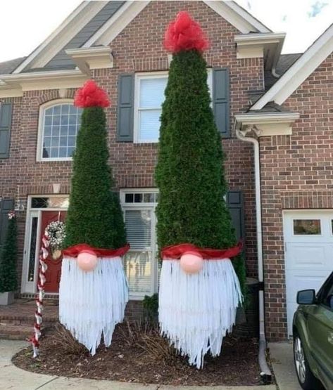 Tree Gnomes, Diy Candyland, Diy Christmas Tree Topper, Outside Christmas Decorations, Flocked Christmas Trees Decorated, Minimalist Christmas Tree, Outdoor Christmas Tree, Candyland Christmas, Pencil Christmas Tree