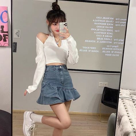 Modest Y2k, Ruffle Jeans, Clothing Korean Style, Gym Style Outfits, Clothing Korean, Jeans Summer, Denim Skirt Outfits, High Waisted Pleated Skirt, Fishtail Skirt