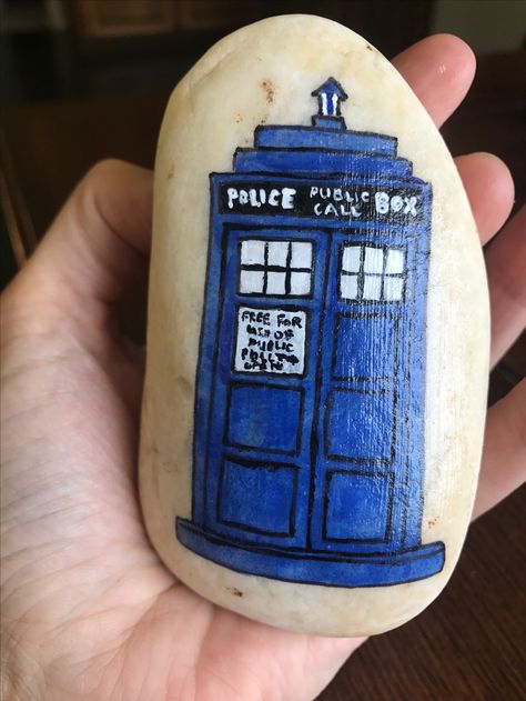 Doctor Who TARDIS painted rock Doctor Painted Rocks, Dr Who Diy Crafts, Dr Who Paintings Easy, Dr Who Painting Ideas, Doctor Who Painting, Doctor Who Watercolor, Paint Rock, Painted Pumpkins, Rock Crafts