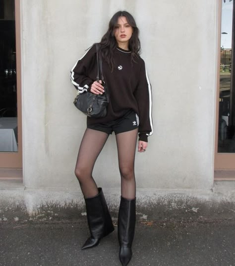 Short Boots Outfit Winter, Short Boots Outfit, 2023 Boots, Winter Shorts Outfits, Winter Fashion Outfits Casual, High Fashion Outfits, Dream Girl, 가을 패션, Fancy Outfits