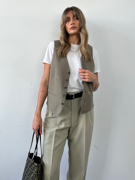 Menswear Women Street Style, Oversized Gilet Outfit Women, Oversize Waistcoat Outfit, Waistcoat With Tshirt, Semi Masculine Outfits For Women, Oversized Waistcoat Outfit, Grungy Business Casual, Tailored Vest Outfits For Women, Queer Business Casual