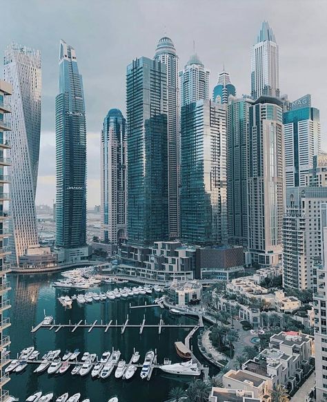 5,087 Me gusta, 49 comentarios - WE LOVE EMIRATES (@weloveemirates) en Instagram: "Tag someone who would like to be there 🤩 DUBAI MARINA 🇦🇪 . . 📷 @aidagramm 🙏🏻 . . #dubai  #city…" Burj Khalifa Photography, Urban Pictures, Concept Vehicles Sci Fi, Dubai Architecture, Dubai Aesthetic, Living In Dubai, Dubai Real Estate, Dubai Marina, Cityscape Photography