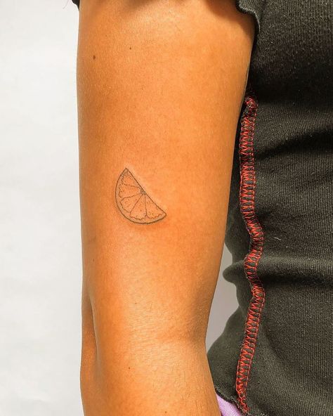 Small Tattoo Inspiration ➰ on Instagram: “Lemon squeeze 🍋 . . Made by @heart.poke ! Check her page to get more inspiration! 😍 . . ______________________________________…” Lemon Tattoo, Watermelon Tattoo, Orange Tattoo, Mini Tats, Fruit Tattoo, History Tattoos, Minimalistic Art, Zodiac Tattoos, Most Popular Tattoos