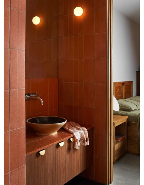 Terracotta Bathroom, Contemporary Farmhouse, Terracotta Tiles, Beautiful Rooms, The Good Life, Toilets, Inspired Homes, 인테리어 디자인, Bathroom Inspiration