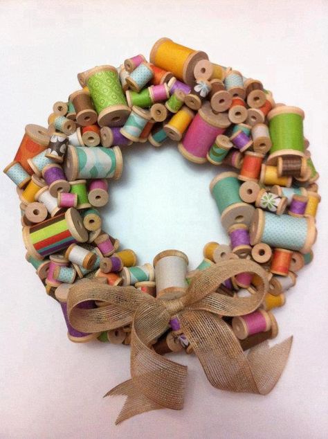 Bobbin wreath Spool Wreath, Couronne Diy, Spools Of Thread, Spool Crafts, Wooden Spools, Burlap Bows, My Sewing Room, Thread Spools, Sewing Rooms