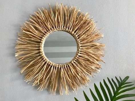 Hey guys! Today I wanna show you how to make a raffia mirror. If you like the bohemian or coastal decor, then this DIY is definitely for you! It’s a very easy project and it adds an organic feel to your home. So, let’s get to it!Cut the raffia cords Palm Craft, Rounded Mirror, Spray Paint Vases, Straw Decor, Raffia Mirror, Spiegel Diy, Mirror Hack, Boho Mirror, Rope Mirror