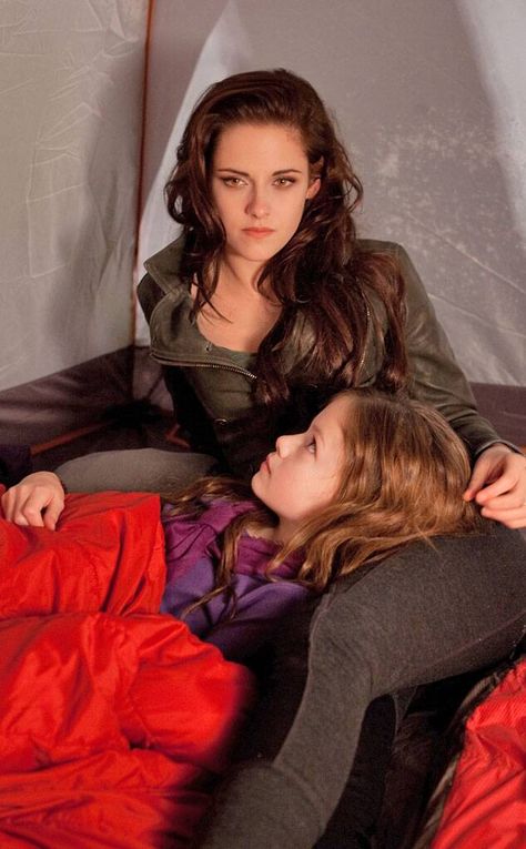 Bryce Howard, Twilight Renesmee, Twilight Saga Breaking Dawn, Kristen Stewart Movies, Twilight 2008, Twilight Quotes, Twilight Saga Series, Beau Film, Twilight Cast