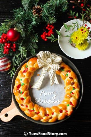 Bread Wreath Christmas, Christmas Bread Wreath, Pull Apart Sweet Bread, Soft Bread Recipe, Christening Cookies, Bread Wreath, Cherry Bread, Rolls Homemade, Christmas Yummies