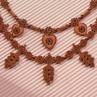 ornate quilled necklace made of cardboard Cardboard Art Projects, Quilling Instructions, Quilling Jewellery, Cardboard Recycling, Recycling Ideas, Quilled Jewellery, Cardboard Frame, Cardboard Sculpture, Wooden Jewellery