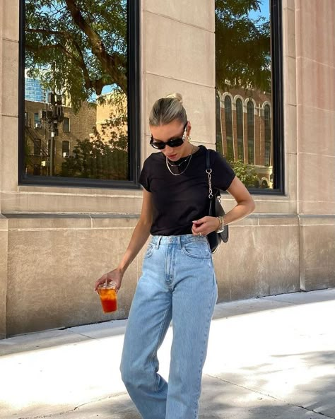 Basic Shirt And Jeans Outfit, Black T Shirt Jeans Outfit, Elevated Jeans Outfit, Black Pullover Outfit, T Shirt Jeans Outfit, Basic Jeans Outfit, Elevated Basics Style, Elevated Basics Outfit, T Shirt And Jeans Outfit