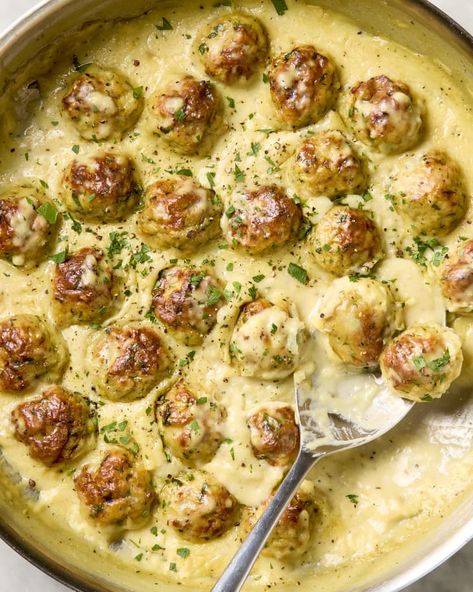 Vegetarian Swedish Meatballs, بطاطس مهروسة, Swedish Meatballs Easy, Scandinavian Airlines, Meatballs And Gravy, Chicken Meatball Recipes, Lemon Pepper Chicken, Swedish Meatballs, Chicken Meatballs