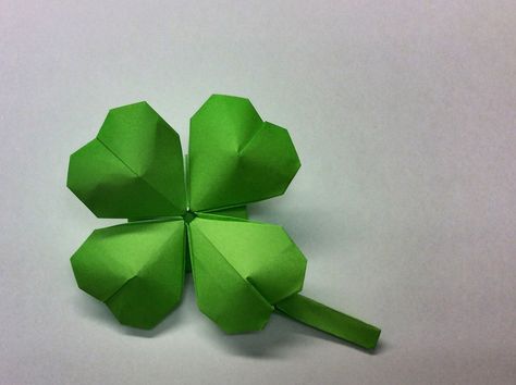 Clover, designed and folded by Xudong Guan (source: ) #origami #clover Clover Origami, Creative Origami, Origami Flowers, Square Paper, Origami Crafts, Paper Flowers, Planting Flowers, Origami, Blossom