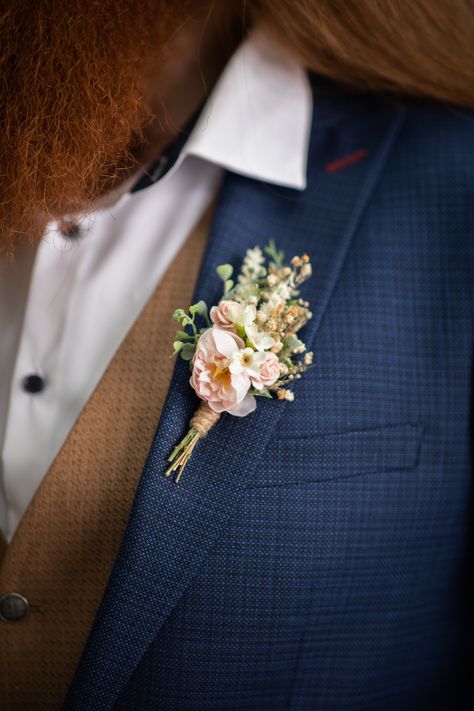 Blush pink wedding flower boutonniere The boutonniere is made of artificial material, preserved material and other arranging material. When stored in dry and dark place, our products last 10-15 years. We can also make you other matching accessories. Please message me for more information. :) Matching hair comb: https://www.etsy.com/uk/listing/1396816078/romantic-pink-flower-hair-comb-for-bride?click_key=3e2dbfad944ad1f5ecf5318718c5207461091fe5%3A1396816078&click_sum=eed5331d&ref=shop_home_active Groom Corsage, Pink Wedding Flower, Flower Bracelet Wedding, Blush Pink Wedding Flowers, Groomsmen Buttonholes, Pink Boutonniere, Groom To Be, Pink Flower Hair, Bridal Bouquet Peonies