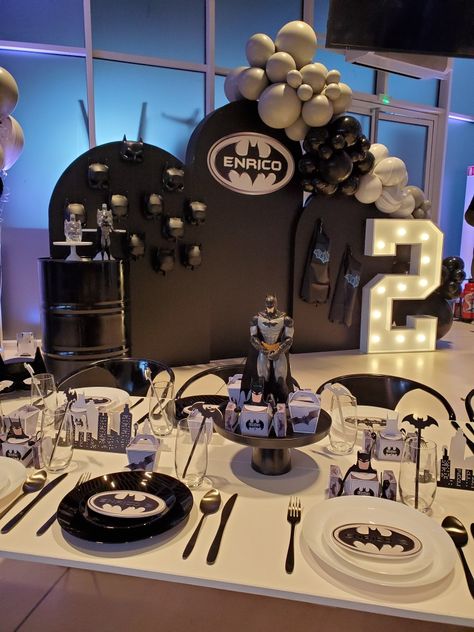 Batman Balloon Decor, Batman And Spiderman Birthday Party, Batman Party Theme, Batman Table Decorations, Batman Themed Birthday Party Boys, Adult Batman Party, Batman Themed Birthday Party Decoration, Batman Decorations Party, Batman 1st Birthday Party