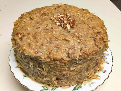 This vintage recipe produces that classic chocolate cake swathed in coconut-pecan frosting that everybody loves. German Choc Cake, 9x13 Recipes, German Chocolate Cake Recipe, Choc Cake, Coconut Pecan Frosting, How To Make Frosting, Vegetarian Bake, Coconut Frosting, Coconut Pecan