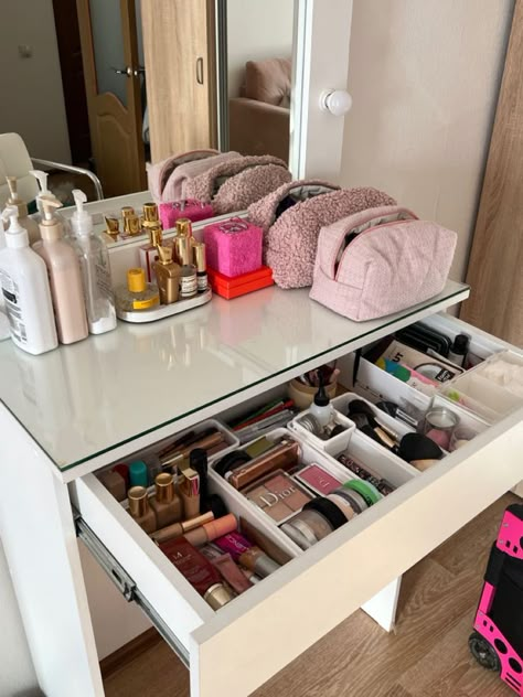 Bedroom Cosmetic Storage Ideas, Makeup Desk Drawer Organization, Storage Aesthetic Bedroom, Organization Room Aesthetic, Organized Makeup Vanity, Vanity Aesthetic Organization, Bedroom Organization Aesthetic, Cosmetics Organization Ideas, Aesthetic Room Organization