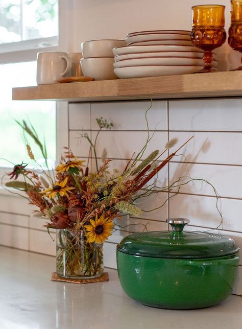 Sep 9, 2020 - Whether you're looking to build your first floral bouquet, or you're an expert floralogist, dried flowers make the perfect addition to any arrangement. Learn how to arrange flowers like a professional with our 5-step DIY bouquet. Dried Floral Arrangements Home Decor, Botanic Academia, Kylee Aesthetic, Flowers In Kitchen, Diy Fall Decor Outdoor, Diy Autumn Decor, Autumn Centerpieces, Outside Fall Decorations, Outside Fall Decor