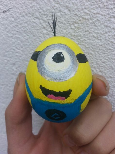 #minion #cute #easter #egg #paint #easy #DIY #selfmade #paasei Egg Painting Ideas Art Easy, Easter Egg Inspo Easy, Easter Egg Painting Easy, Drawing On Eggs Ideas, Easy Egg Painting Ideas, Minion Cute, Easter Egg Competition Ideas, Minion Easter Eggs, Painting Minecraft