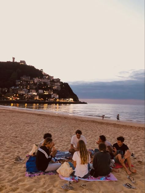 Beach Picnic Aesthetic, Picnic Summer, Vision Board Collage, Picnic Aesthetic, Beach Friends, Vision Board Pictures, Senior Trip, Summer Plans, Summer Friends