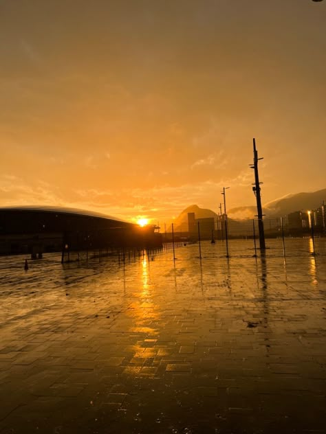 Rain Sunset Aesthetic, Day Sky Aesthetic, Rainy Day Sky, Sun After Rain, Sunset After Rain, Sunshine In The Rain, Rain Sunset, Outside Scenery, Rainy Sunset