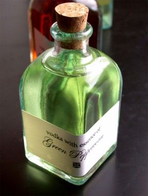 Infuse vodka for delicious, easy-to-handle homemade gifts | Offbeat Home Simple Martini, Infuse Vodka, Recipes Using Dill, Booze Gift, Dill Pickle Vodka, How To Make Vodka, Pickle Vodka, Homemade Liquor, Infused Vodka