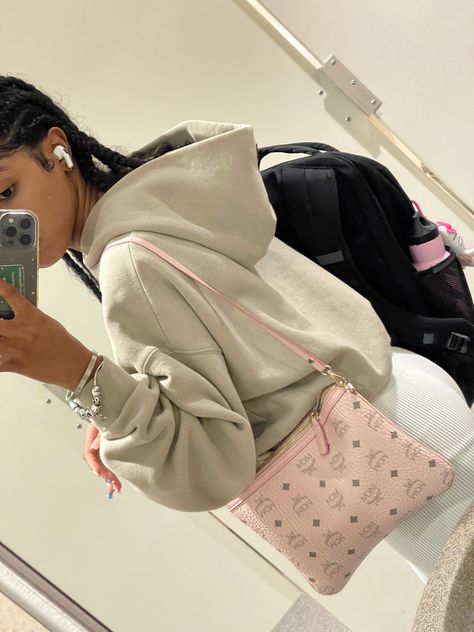 Mcm Crossbody Bag Outfit, Purses Black Women, Mcm Bag Outfit, Pink Bags Outfit, Pink Mcm, Lv Crossbody Bag, Mcm Purse, Crossbody Bag Outfit, Mcm Bag