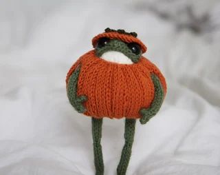 HeKnit - Etsy Frog Knitting Pattern, Frog Knitting, Miniature Knitting, Pumpkin Outfit, Crochet Frog, Crochet Turtle, Pumpkin Costume, Frog Design, Costume Patterns