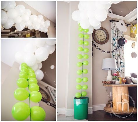 Mario Kart Table Decor, Mario Galaxy Birthday Party, Super Mario Bros Balloon Arch, Super Mario Balloon Arch, Goomba Balloons, Nintendo Party Ideas, Super Mario Balloon Garland, Supermario Theme Party, Mario Birthday Party Decorations