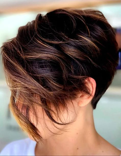 Short Wavy Hairstyles For Women, Pixie Hair Color, Short Dark Brown Hair, Beautiful Haircuts, Short Brown Hair, Short Wavy Hair, Penteado Cabelo Curto, Brown Hair With Highlights, Short Hair Haircuts