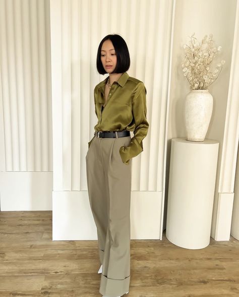 Silk Button Down Shirt Outfit, Office Green, Meeting Outfit, Neat Casual Outfits, Summer Office, Family Shoot, Corporate Outfits, Green Suit, Womenswear Fashion