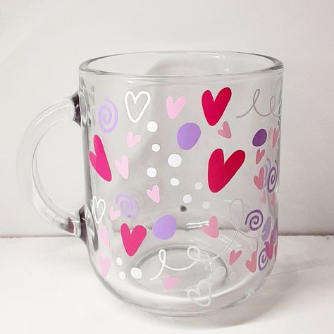 Valentines Vinyl Ideas, Valentines Coffee, Clear Coffee Mugs, Valentine Doodle, Diy Glasses, Doodle Heart, Painted Coffee Mugs, Coffee Valentines, Valentines Mugs