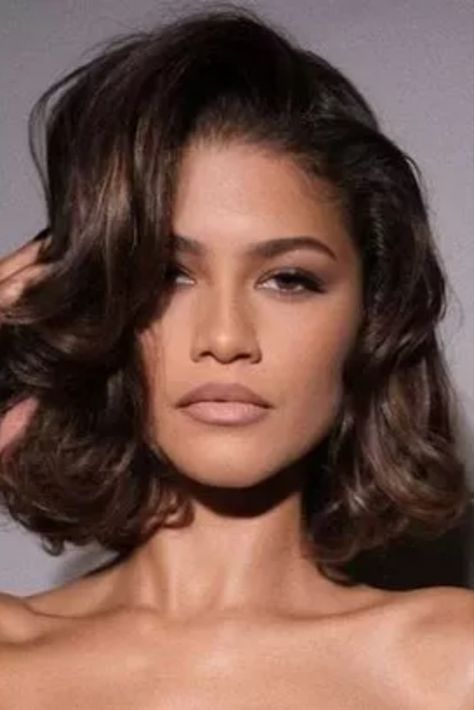 Short Hair Side Part, Naturally Wavy Hair Cuts, Italian Bob, Zendaya Hair, Italian Hair, Hair Styels, The Haircut, Short Brown Hair, Natural Wavy Hair