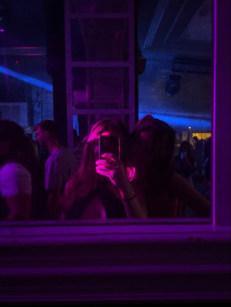 Club Pictures Night Friends, Asthetic Nights, Club Selfie, Friends Party Night, Foto Best Friend, Girls Mirror, Concert Aesthetic, Chill Photos, Story Ideas Pictures