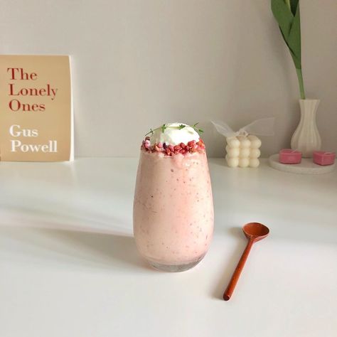 Milkshakes Aesthetic, Aesthetic Food Pictures, Milkshake Aesthetic, Aesthetic Palette, Tiny Restaurant, Aesthetic Drink, Drinks Aesthetic, Bon Apetit, Strawberry Drinks