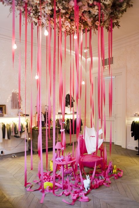 Diy Window Display Ideas, Fun Window Displays, Pink Window Display, Spring Store Window Display, Anthropologie Spring Window Display, Window Merchandising, Anthropologie Windows, Retail Installation, Booth Display Ideas Diy