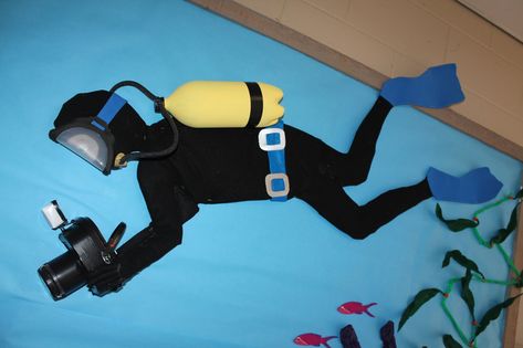 School Bulletin Boards: Underwater Tropical Ocean Scuba Diver School Bulletin Board Ocean Reading Corner, Scuba Diver Craft, Ocean Bulletin Board, Forest Classroom, Ocean Classroom, Under The Sea Crafts, Ocean Theme Classroom, Classroom Goals, Underwater Theme