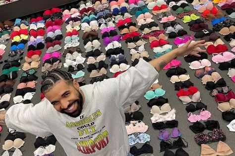 Rapper Drake showed off his insanely large collection of bras that have been thrown on stage during his concerts during his It's All a Blur Tour in a new social media post Drake Funny, Drizzy Drake, Drake Photos, Drake Drizzy, Drake Graham, Aubrey Drake, Ig Profile, Rap Aesthetic, Funny Profile Pictures