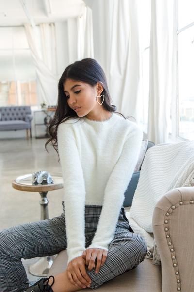 White Cropped Sweater Outfit, White Fuzzy Sweater Outfits, White Fuzzy Sweater, Cropped Sweater Outfit, Fuzzy Sweater Outfit, Alex James, White Sweater Outfit, Winter Sweater Outfits, Fluffy Sweater