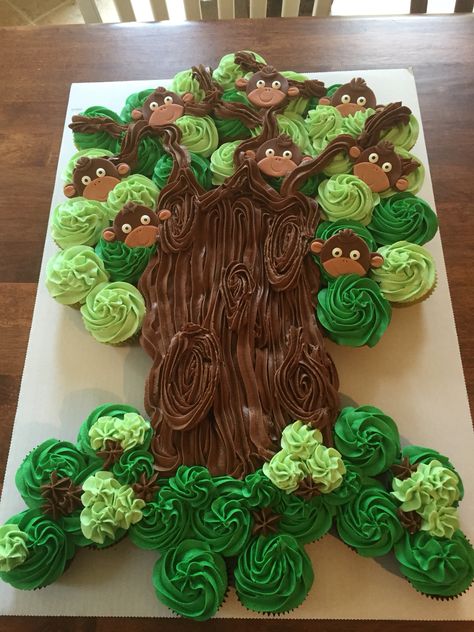 Monkey Cupcake tree! Perfect for a baby shower or a birthday party! Monkey Cupcakes, Cupcake Tree, Monkey Birthday Parties, Monkey Cake, Monkey Baby Shower, Eat Cupcakes, Jungle Birthday Party, Zoo Birthday, Monkey Birthday