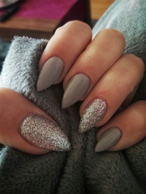 Grey And Sparkle Nails, Light Grey Sns Nails, Light Grey Sparkle Nails, Trendy Grey Nails, Classy Grey Nails, Nails With Grey Dress, Black Gray Sparkle Nails, Nails For Gray Dress, Steel Grey Nails